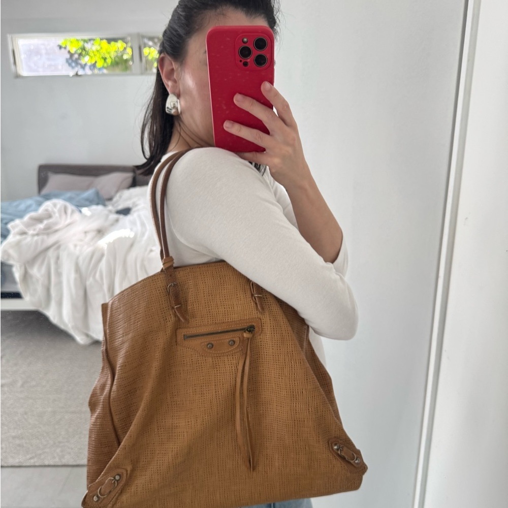 Authentic Balenciaga Papier Tote in Tan - Picture 8 of 9